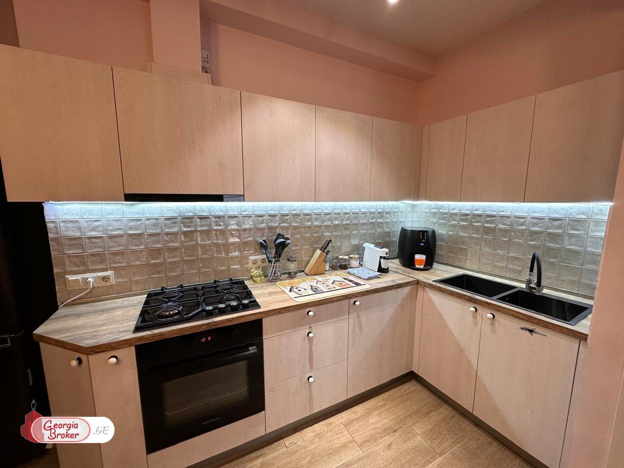 продается квартира с новым ремонтом 3-комнаты